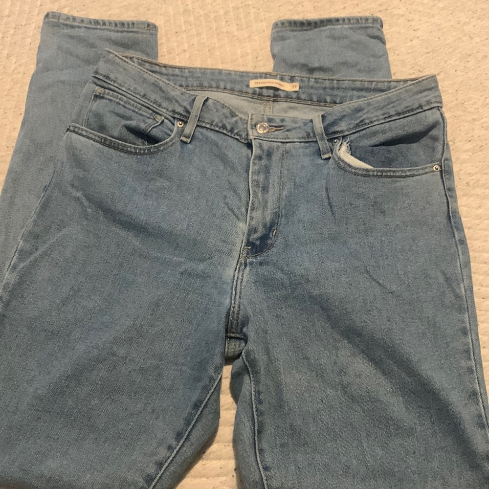 Levi’s / Size 31 Non distressed high rise jeans